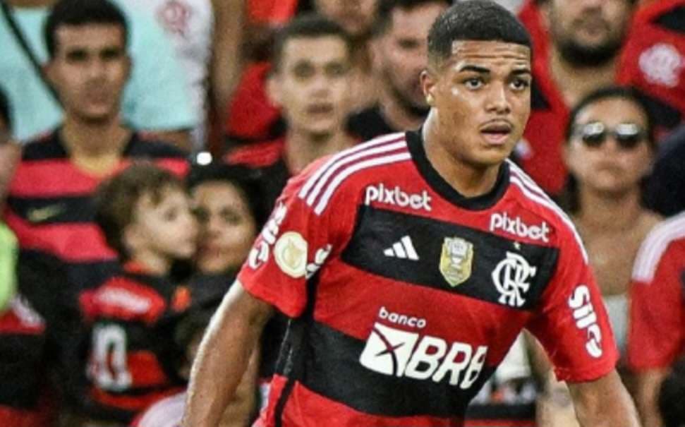 Igor Jesus em campo pelo Flamengo; torcedores rasgaram elogios à atuação do volante contra o Bangu