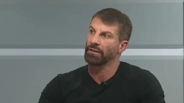 Após transmitir jogo do Flamengo, Pedrinho, comentarista e ex-Vasco, anuncia sua saída do Grupo Globo depois de 4 anos na emissora