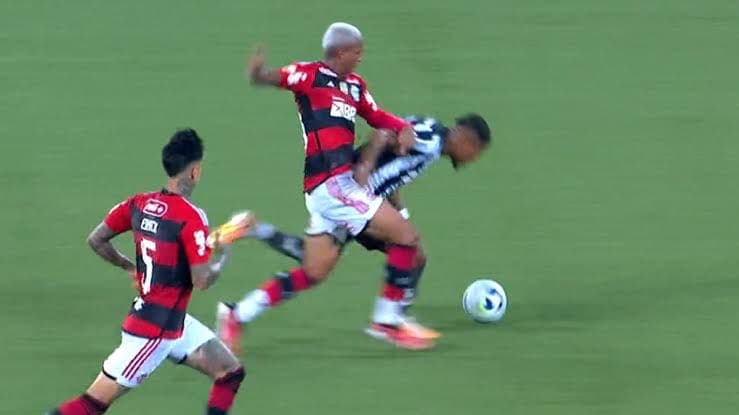 Flamengo x Botafogo: Claus não vê falta e VAR acerta protocolo em lance polêmico