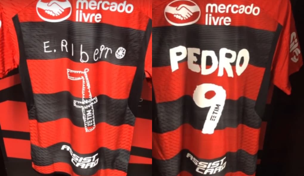 Camisas do Flamengo com números de nomes desenhados por crianças de projetos sociais em clássico com o Vasco