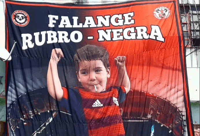 Torcida faz bandeirão de dia das crianças e homenageia 'Totói', filho de Everton Ribeiro, jogador do Flamengo