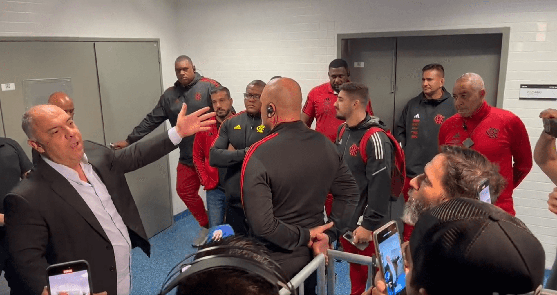 Seguranças do Flamengo e jornalistas entram em conflito na Arena do Grêmio, Marcos Braz aparta discussão