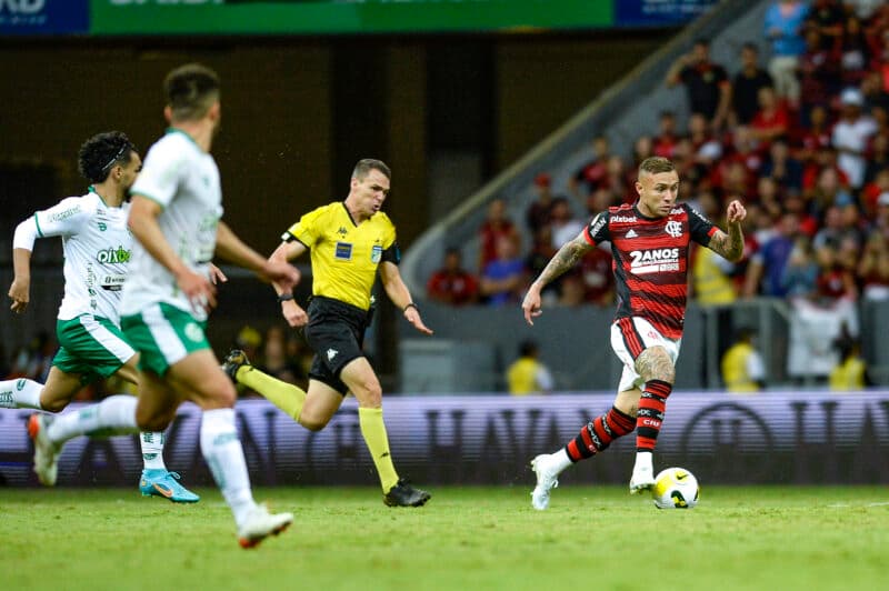 Everton Cebolinha na estreia pelo Flamengo; jogador pode ganhar mais chances com a chegada de Tite