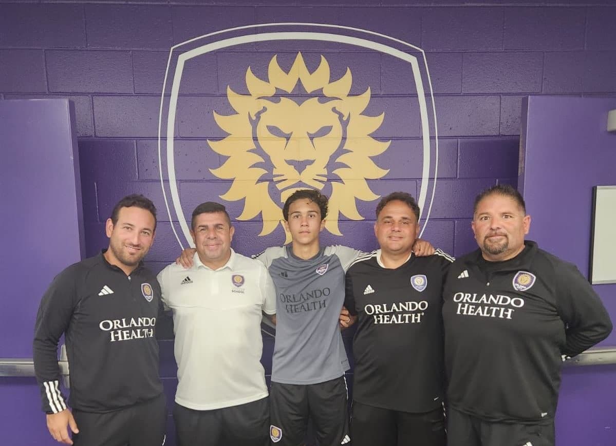 Neto de Zico ao lado de funcionários do Orlando City; neto do maior ídolo do Flamengo irá reforçar time americano