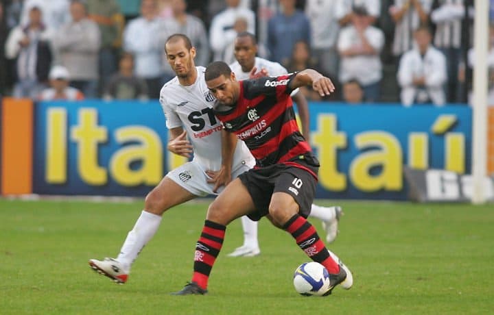 Adriano Imperador disputa a bola em jogo entre Flamengo e Santos, em 2009, pelo Brasileirão.