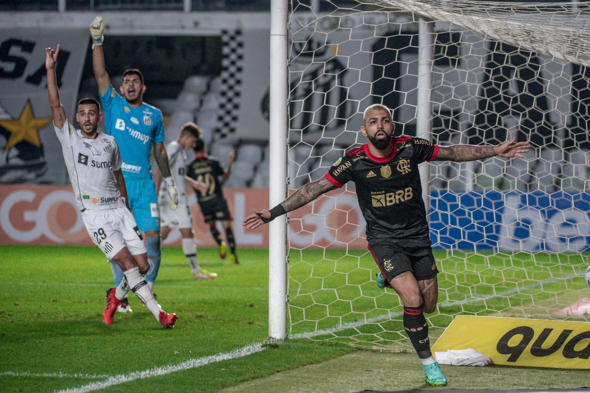 Gabigol comemora hat-trick contra o Santos