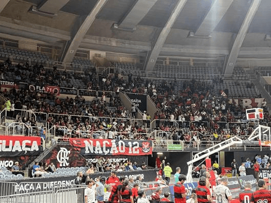 Torcida do Flamengo hostiliza Landim durante jogo da NBB