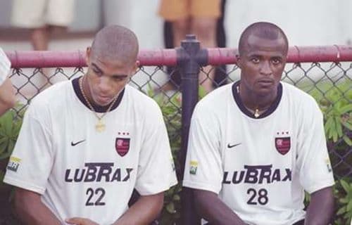 Reinaldo ao lado de Adriano em treinamento do Flamengo