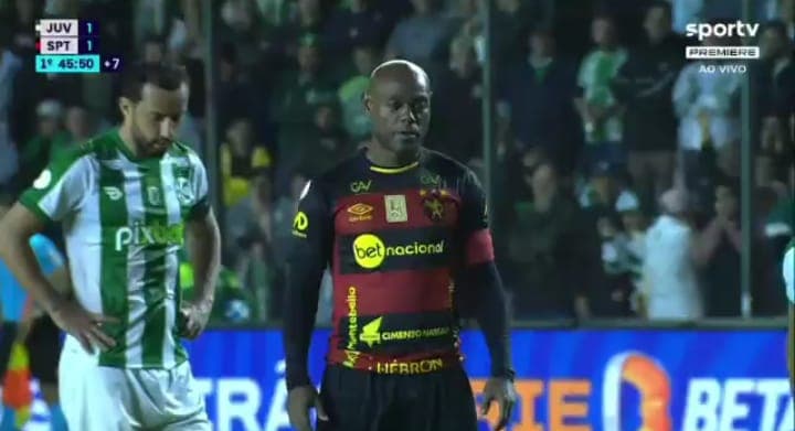 Vagner Love perde pênalti bizarro na Série B