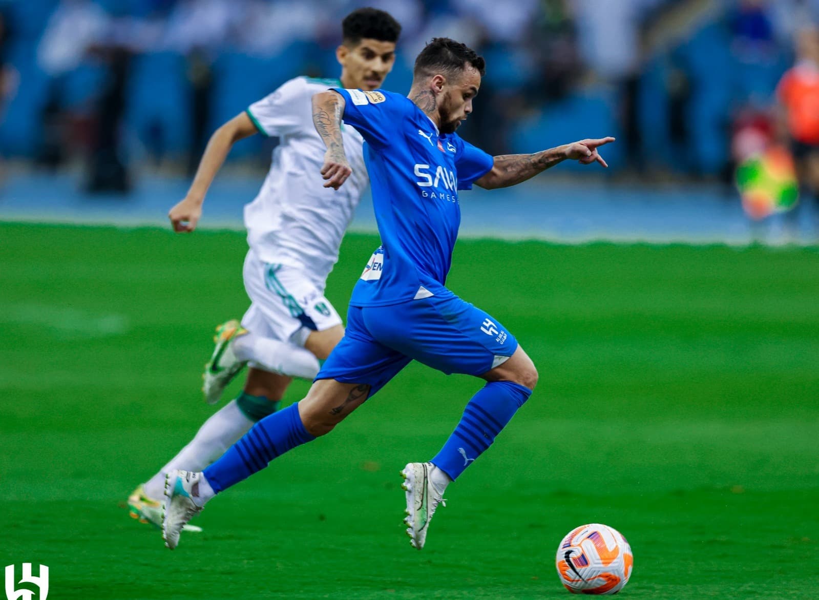 Michael correndo com a bola. Atacante ex-Flamengo foi titular com Jorge Jesus e importante na vitória do Al-Hilal sobre o Al-Ahli Saudi