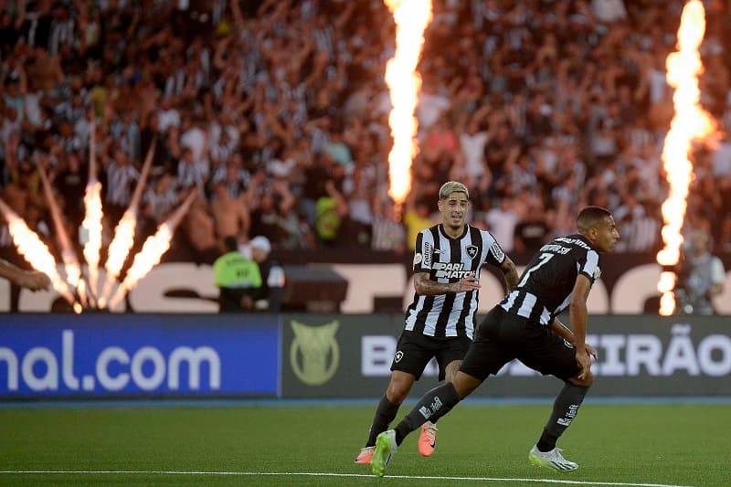 Torcida do Botafogo faz festa para o time na derrota para o Flamengo