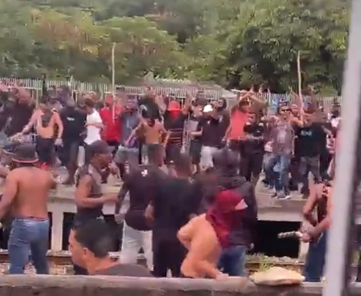 Torcidas de Flamengo e Vasco brigaram antes do clássico e teve uma morte