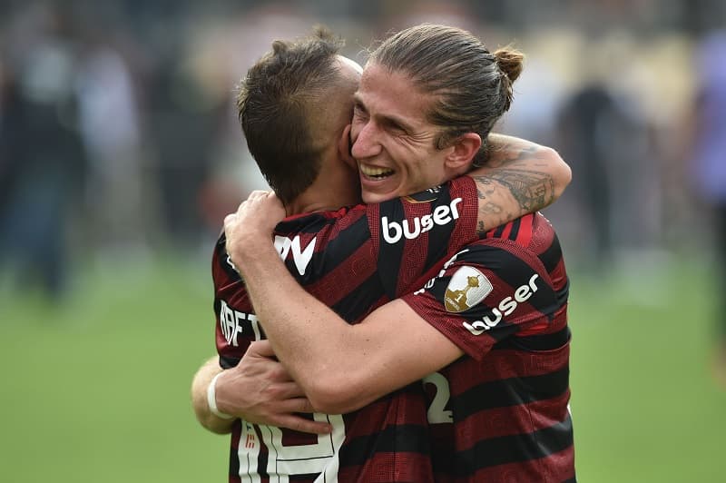 Rafinha e Filipe Luis se abraçam após título da Libertadores 2019