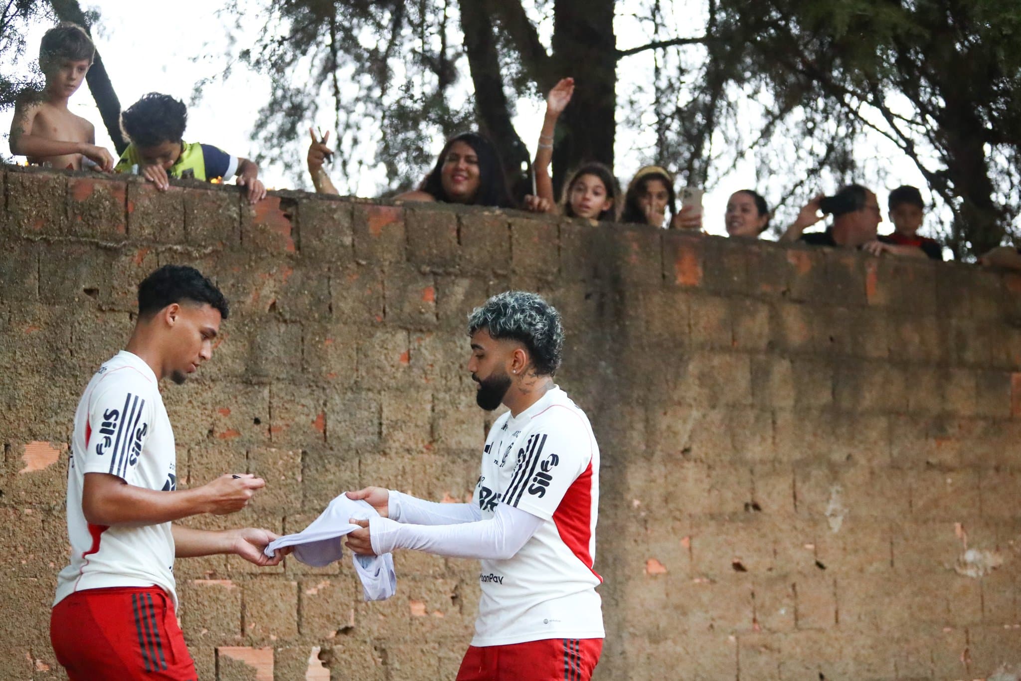 gabigol atende torcida do flamengo em brasília