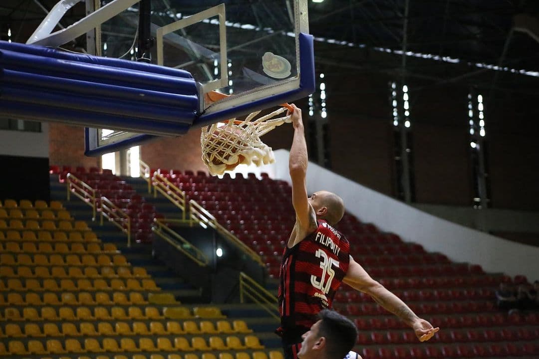 Reforço húngaro tem estreia espetacular em vitória do Flamengo com mais de 100 pontos