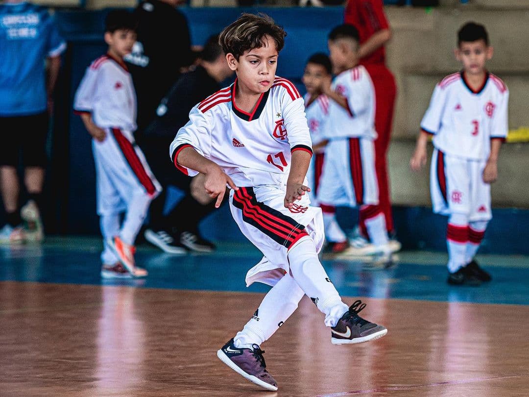 Primo de Paquetá dá primeiros passos no Flamengo e tem Arrascaeta como ídolo