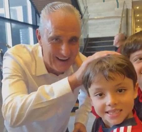 Torcedor mirim convertido ao Flamengo arranca sorriso de Tite em BH