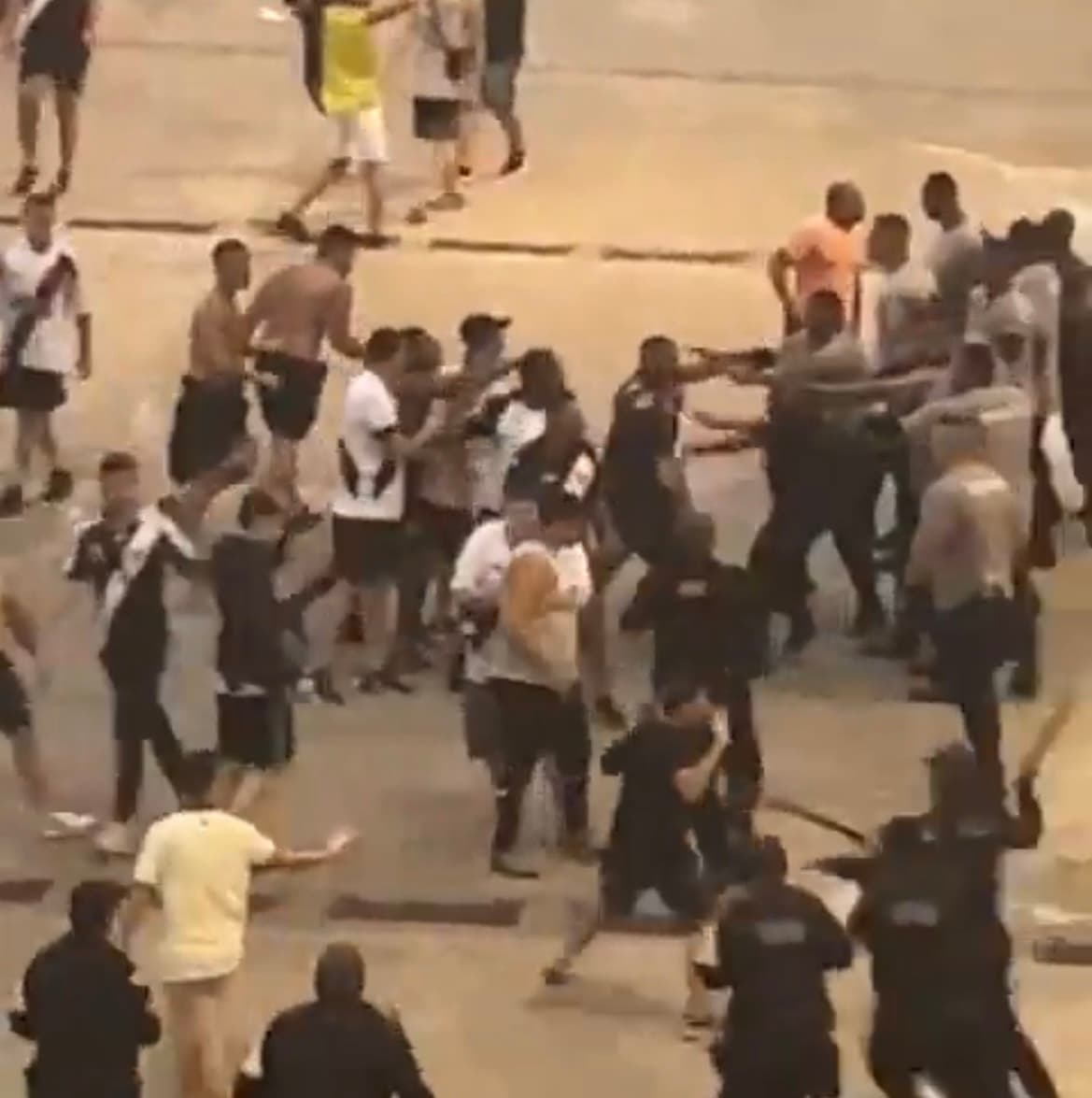 Após o clássico, torcedores do Vasco brigaram com a segurança do Maracanã e flamenguistas filmaram e riram da situação