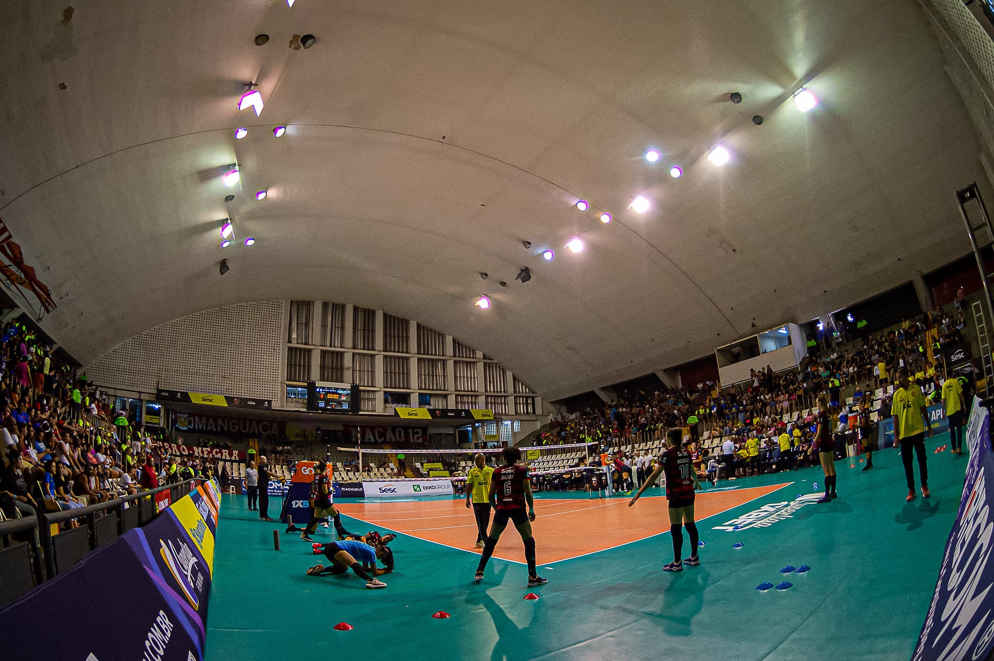 Sesc Flamengo terá distribuição de água gratuita em jogo da Superliga de Vôlei, mas torcedores pedem cancelamento da partida devido a forte calor no Rio de Janeiro. Até show da Taylor Swift foi adiado pela alta temperatura.