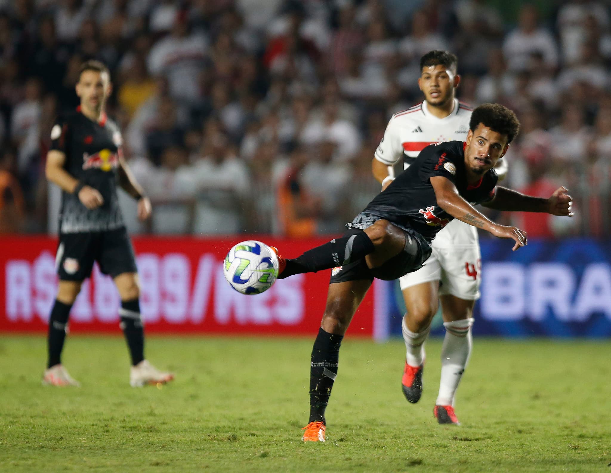 Lucas Evangelista chutando. Jogador é um dos pendurados do Red Bull Bragantino contra o Botafogo e pode ser desfalque na partida contra o Flamengo pelo Brasileirão
