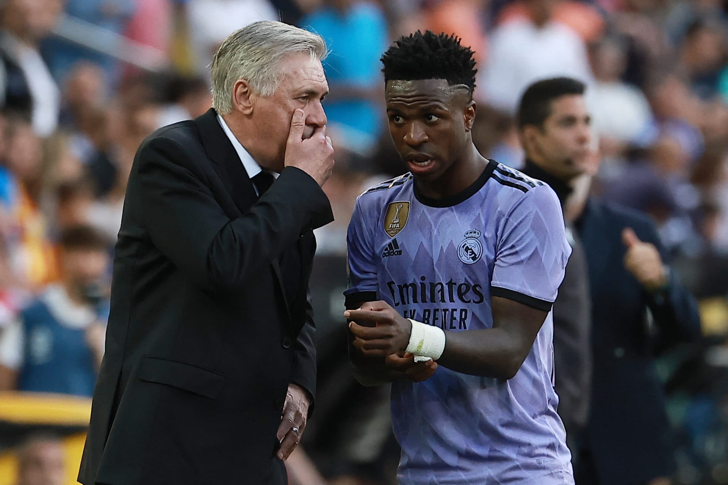 Ancelotti e Vinícius Júnior em jogo do Real Madrid; técnico italiano deve renovar com o clube espanhol