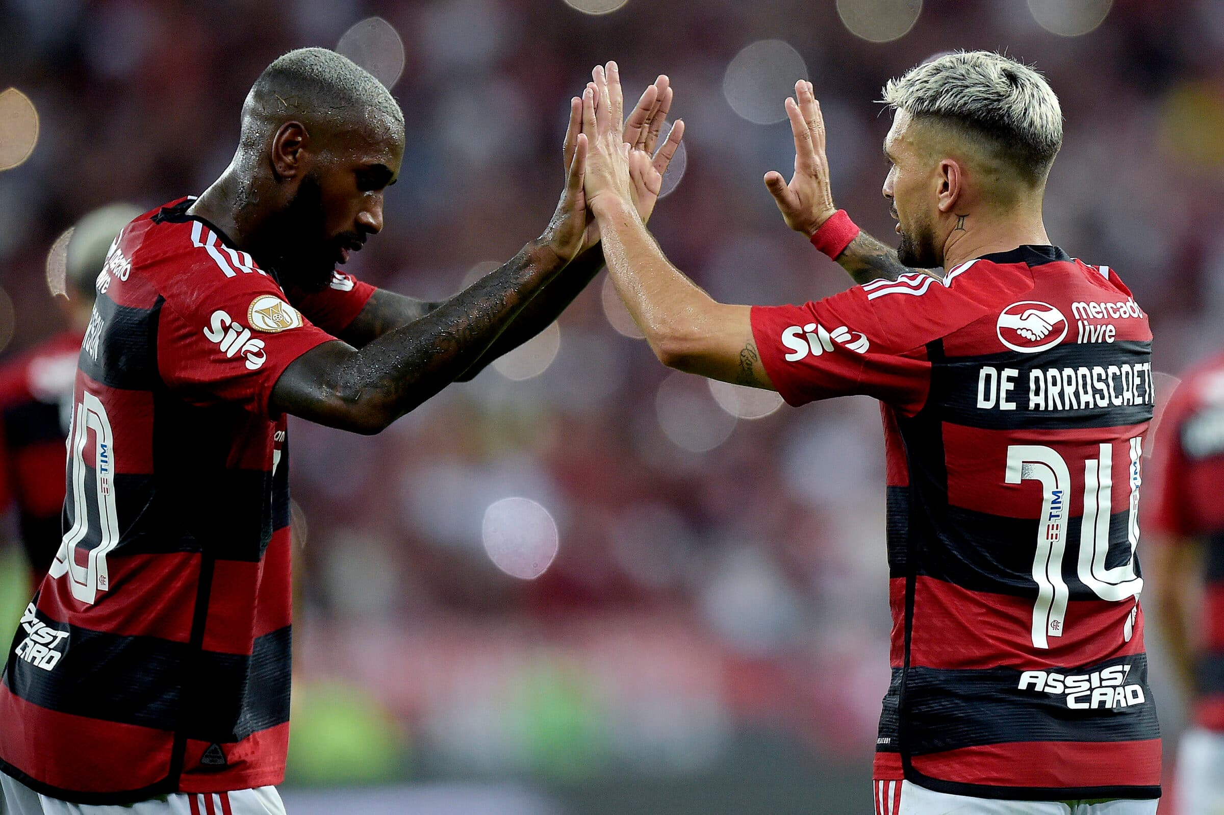 Gerson e Arrascaeta comemoram gol do Flamengo no Brasileirão