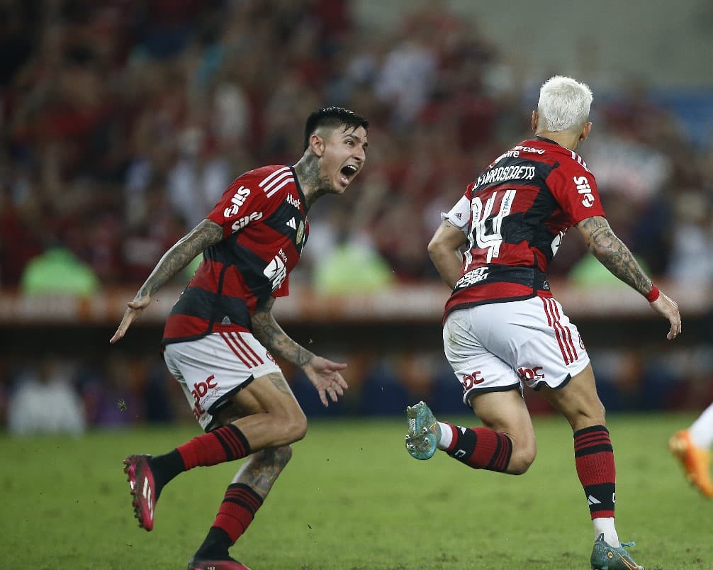 Pulgar e Arrascaeta comemoram gol do Flamengo no Maracanã