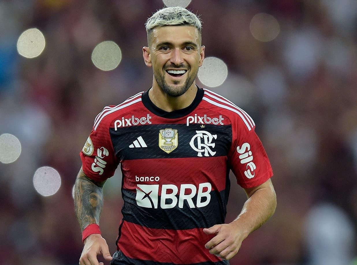 Arrascaeta sorri usando a camisa do Flamengo
