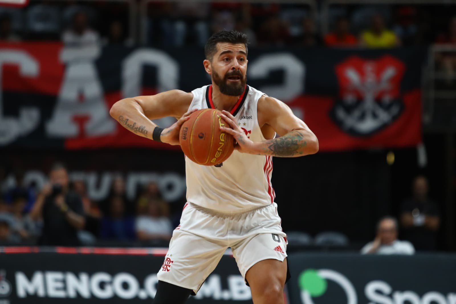 Balbi em quadra pelo Flamengo no NBB; Flamengo venceu o Vasco fora de casa e sobre na tabela do torneio
