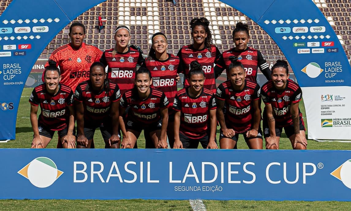 Time do Flamengo de futebol posa para a foto antes de partida da Brasil Ladies Cup de 2022