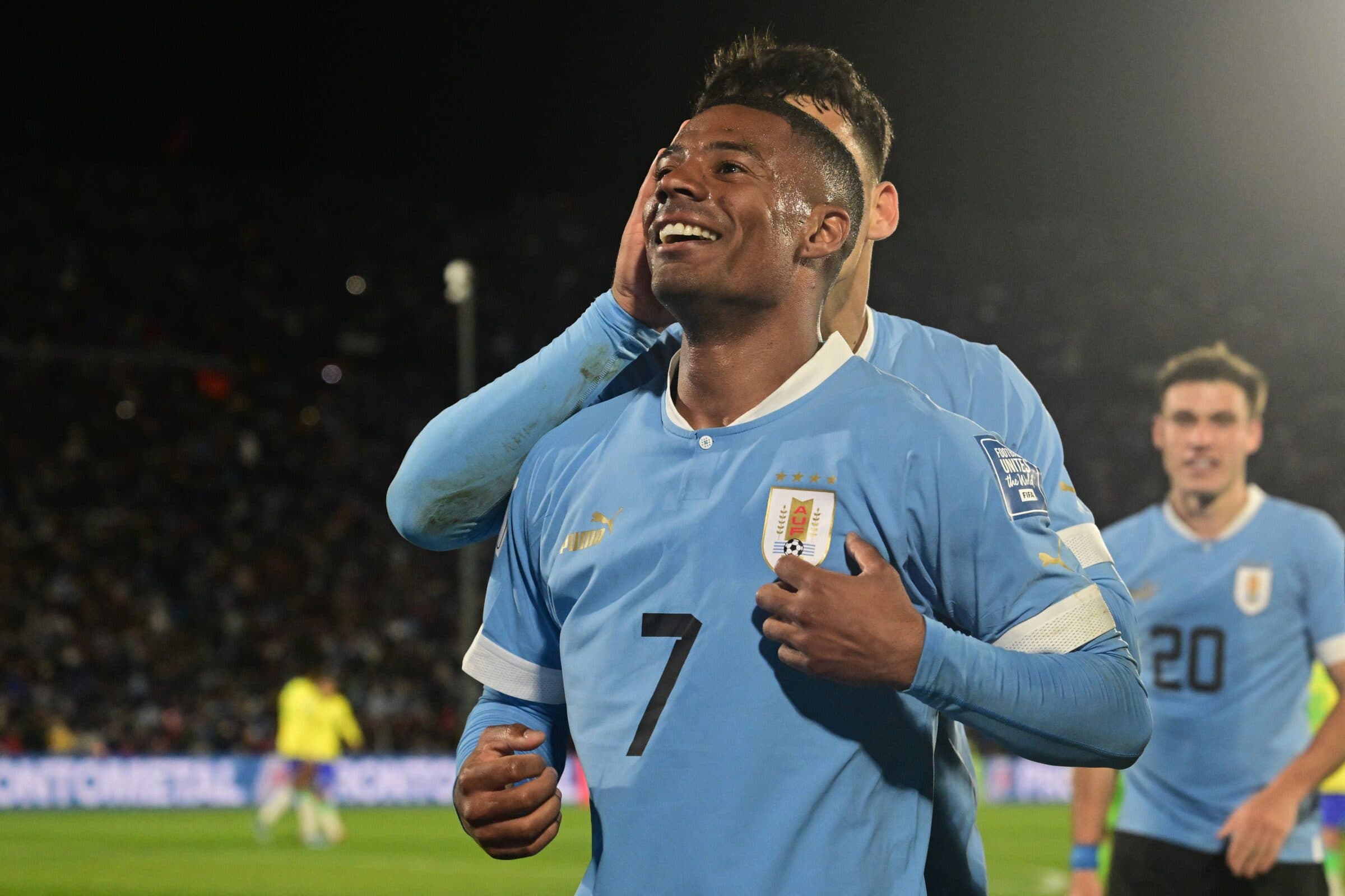 Nicolás de la Cruz comemora gol do Uruguai nas Eliminatórias para a Copa do Mundo de 2026; atleta está na mira do Flamengo para a próxima temporada