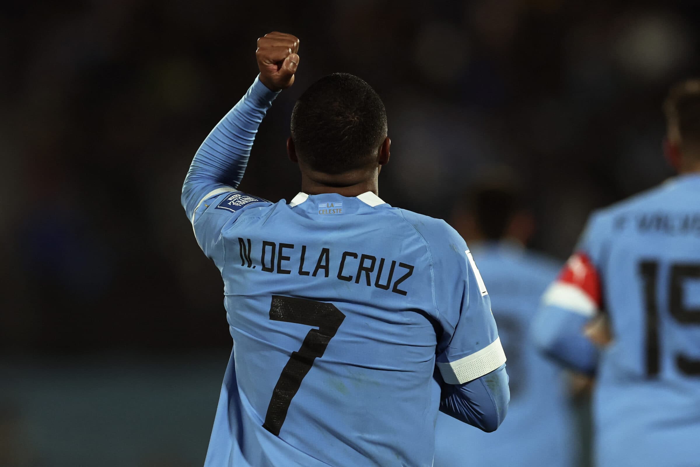 De La Cruz, alvo do Flamengo, comemora gol pela Seleção do Uruguai