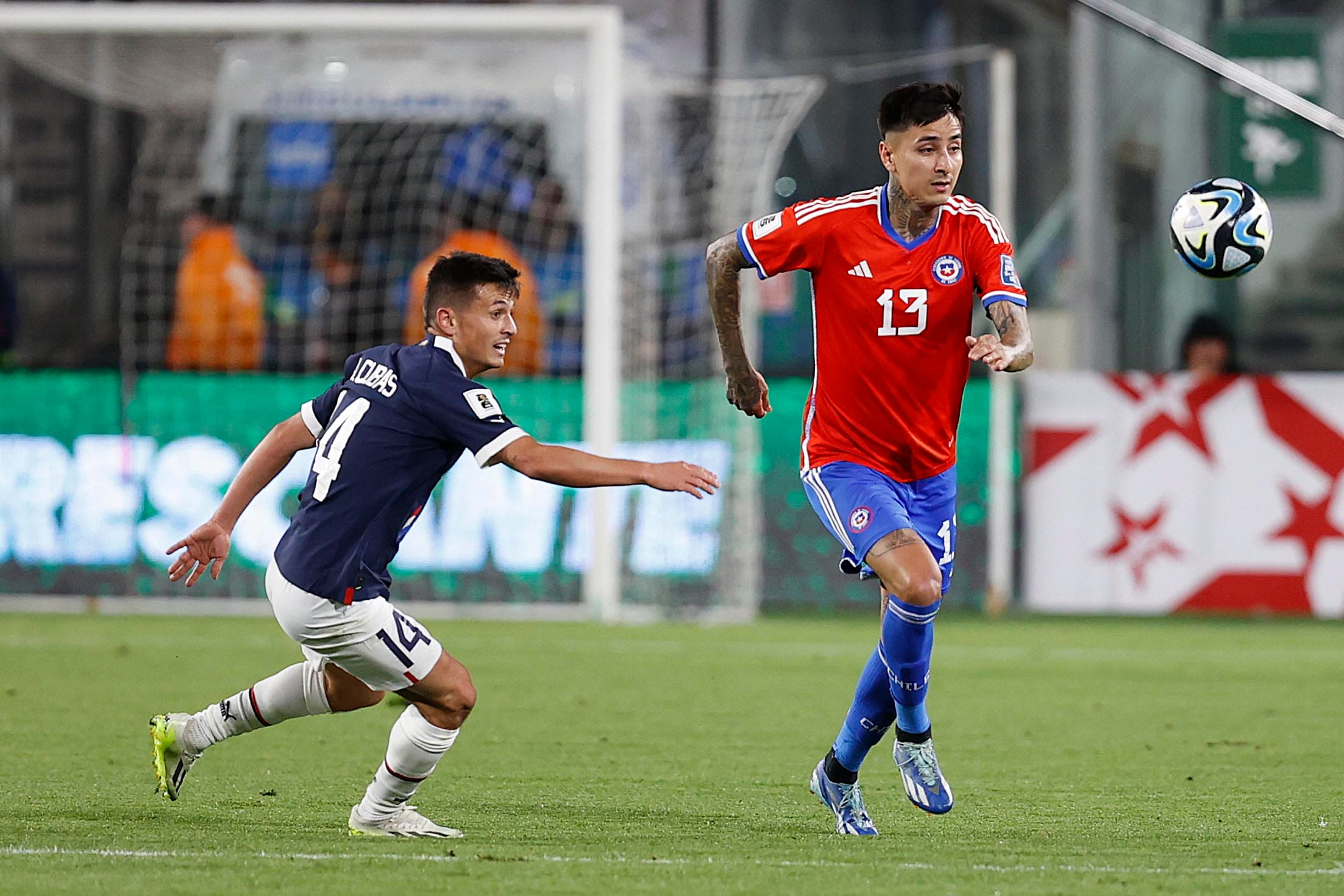 Erick Pulgar, do Flamengo, em campo pelo Chile no empate com Paraguai