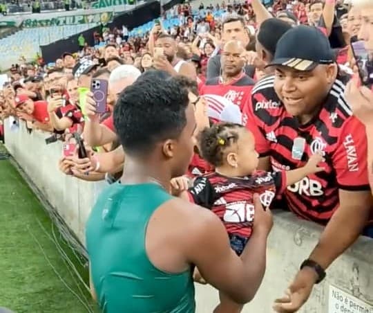 Endrick atende torcedor do Flamengo com a filha no Maracanã; jornalista diz que rubro-negros deram exemplo do que deveria acontecer com Vini Jr