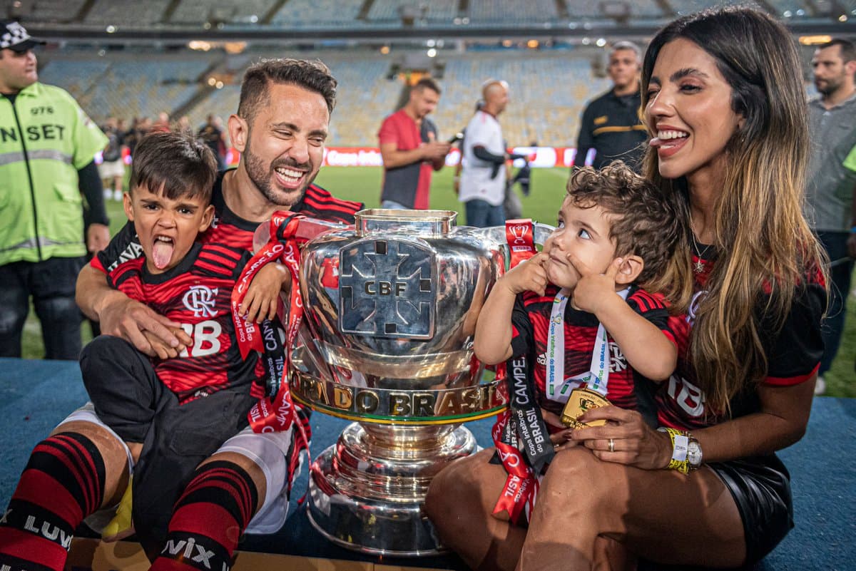 Everton Ribeiro lidera o time dos casados do Flamengo, enquanto Gabigol faz parte dos solteiros