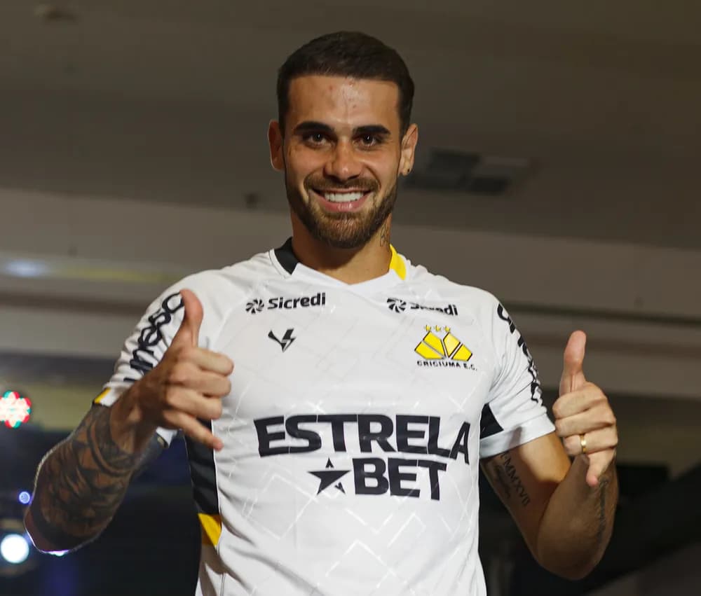 Felipe Vizeu com a camisa do Criciúma. Atleta ex-Flamengo foi bem na Série B e ajudou no acesso para o Brasileirão