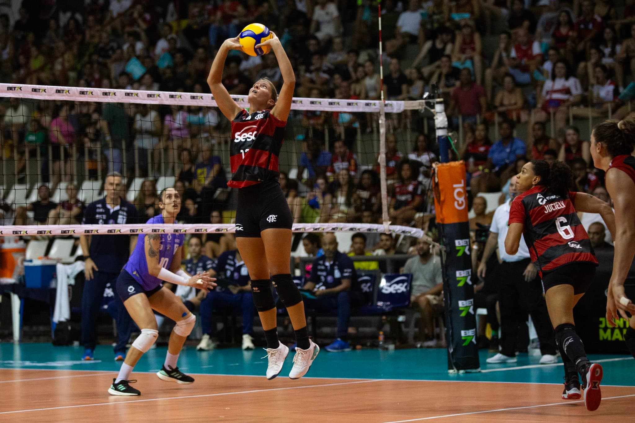 Brie King faz levantamento em jogo do Flamengo x Barueri, pela Superliga; equipe enfrenta o Pinheiros