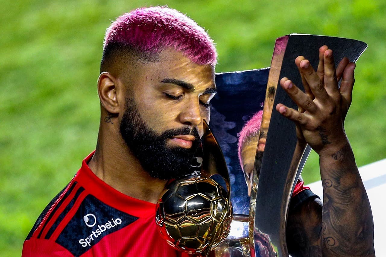 Se o Flamengo superar o Botafogo , Grêmio, Palmeiras e Bragantino conquistará o eneacampeonato; último título foi em 2020 (foto da taça com Gabigol)