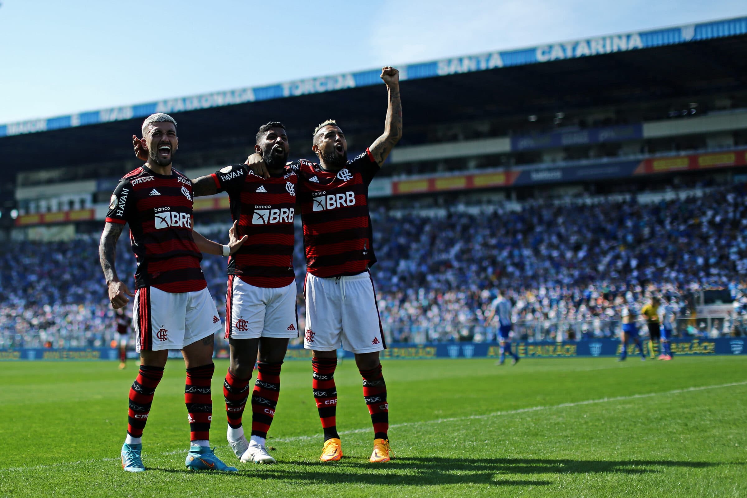 Vidal, Arrascaeta e Rodinei comemoram gol do Flamengo contra o Avaí, no Brasielirão 2022; Rubro-Negro volta à Santa Catarina em 2024
