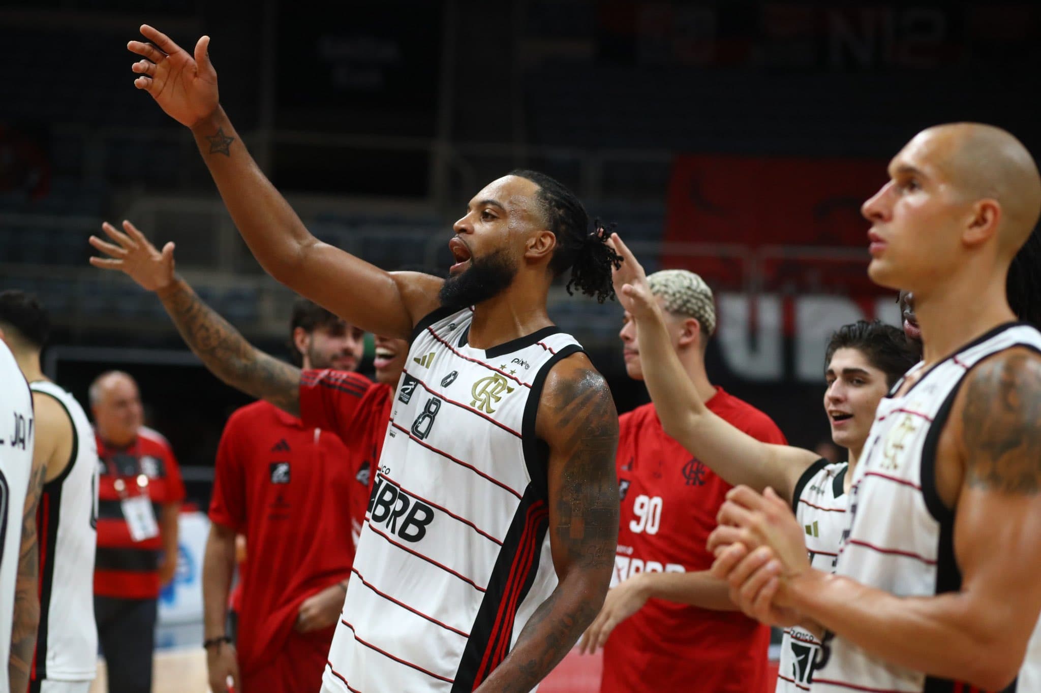 Jogadores do Flamengo comemoram vitória no NBB