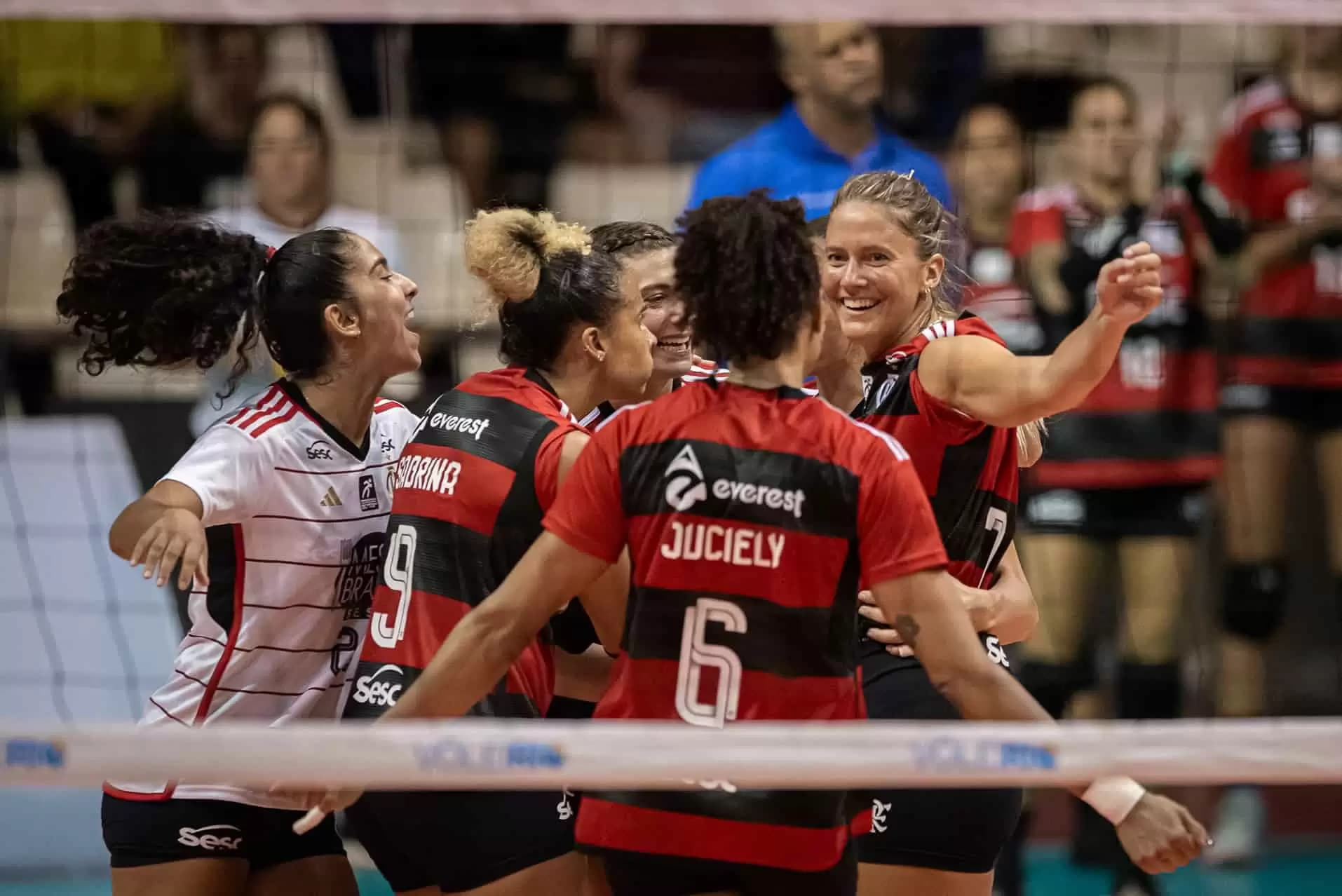 Jogadoras do Flamengo comemoram vitória na Superliga; Fla derrotou o Sesi-Baruru