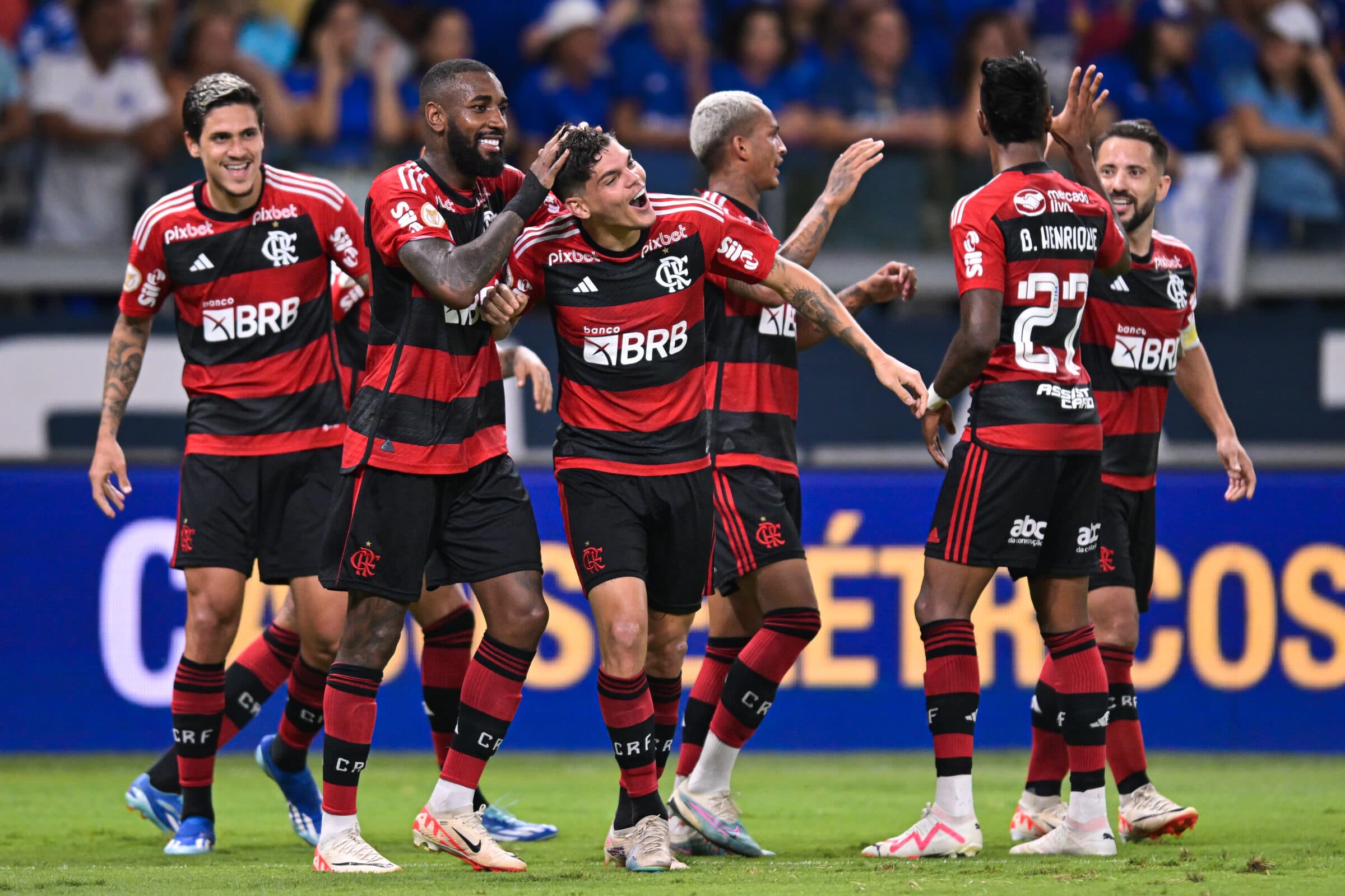 jogadores do Flamengo comemoram gol sobre o Cruzeiro, pelo Brasileirão; Veja ranking de jogadores com maior e menor minutagem em 2023