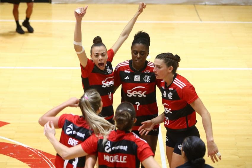 Jogadoras do Flamengo comemoram ponto no Carioca de Vôlei Feminino; Sesc Fla venceu o Fluminense