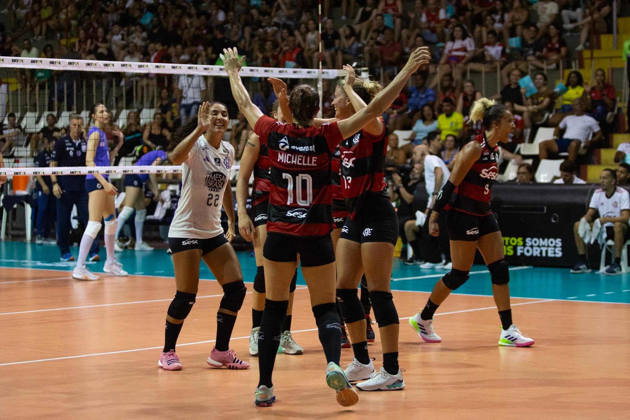 Sesc Flamengo comemora ponto em vitória sobre o Barueri, pela Superliga; clube enfrenta o Osasco nesta sexta