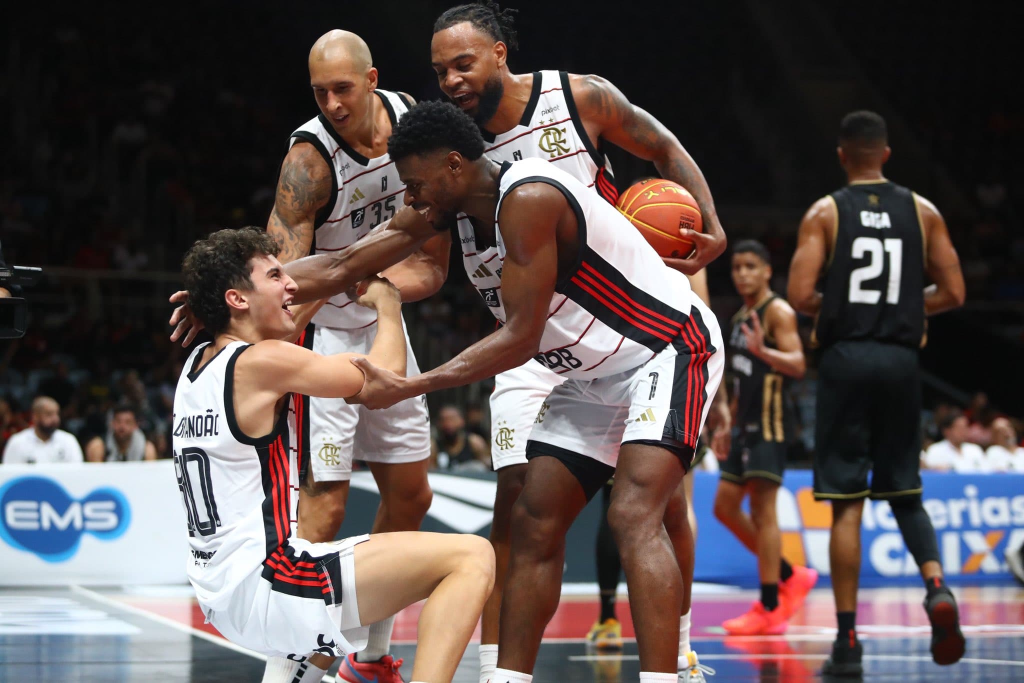 Jogadores do Flamengo comemoram vitória no NBB; veja parcial de ingressos para jogos na BCLA