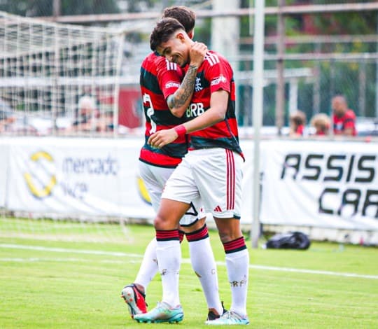 Garotos do Ninho comemoram gol do Flamengo no sub-17