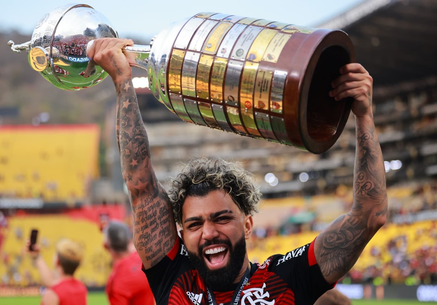 Gabigol levanta taça da Libertadores