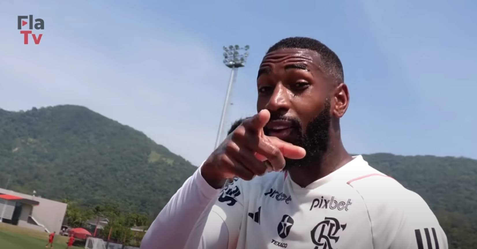 Gerson pede Gatorade do Flamengo em sua casa