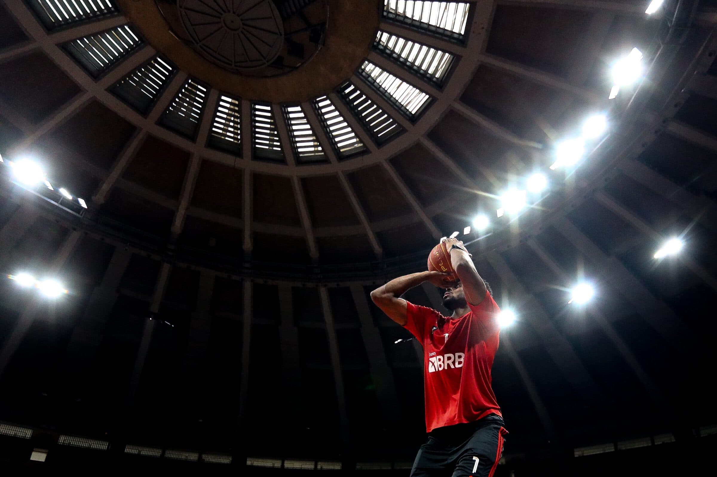 Gui Deodato arremessando antes de Flamengo x Brasília; time venceu mais uma no NBB
