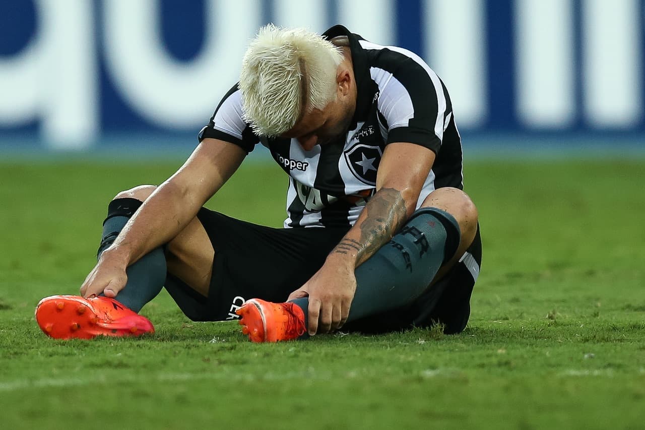 Jogador do Botafogo lamenta derrota do time em 2017; queda de desempenho preocupa torcedores no atual brasileirão